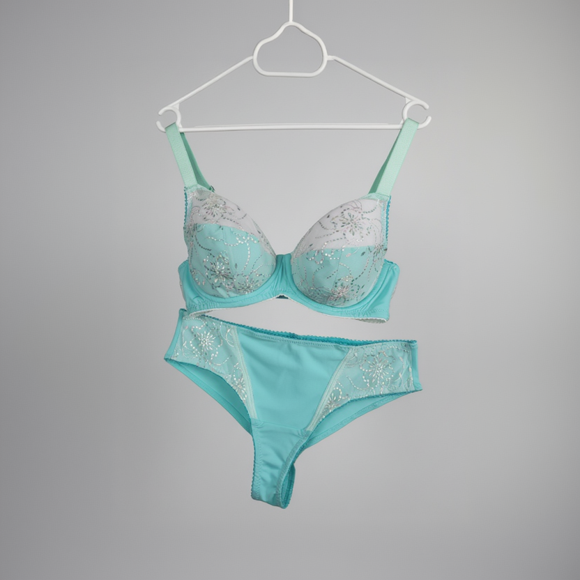 10 mm Zierlitze / Wäschegummi in hellgrün. Picot elastic, panty elastic in pastel green.