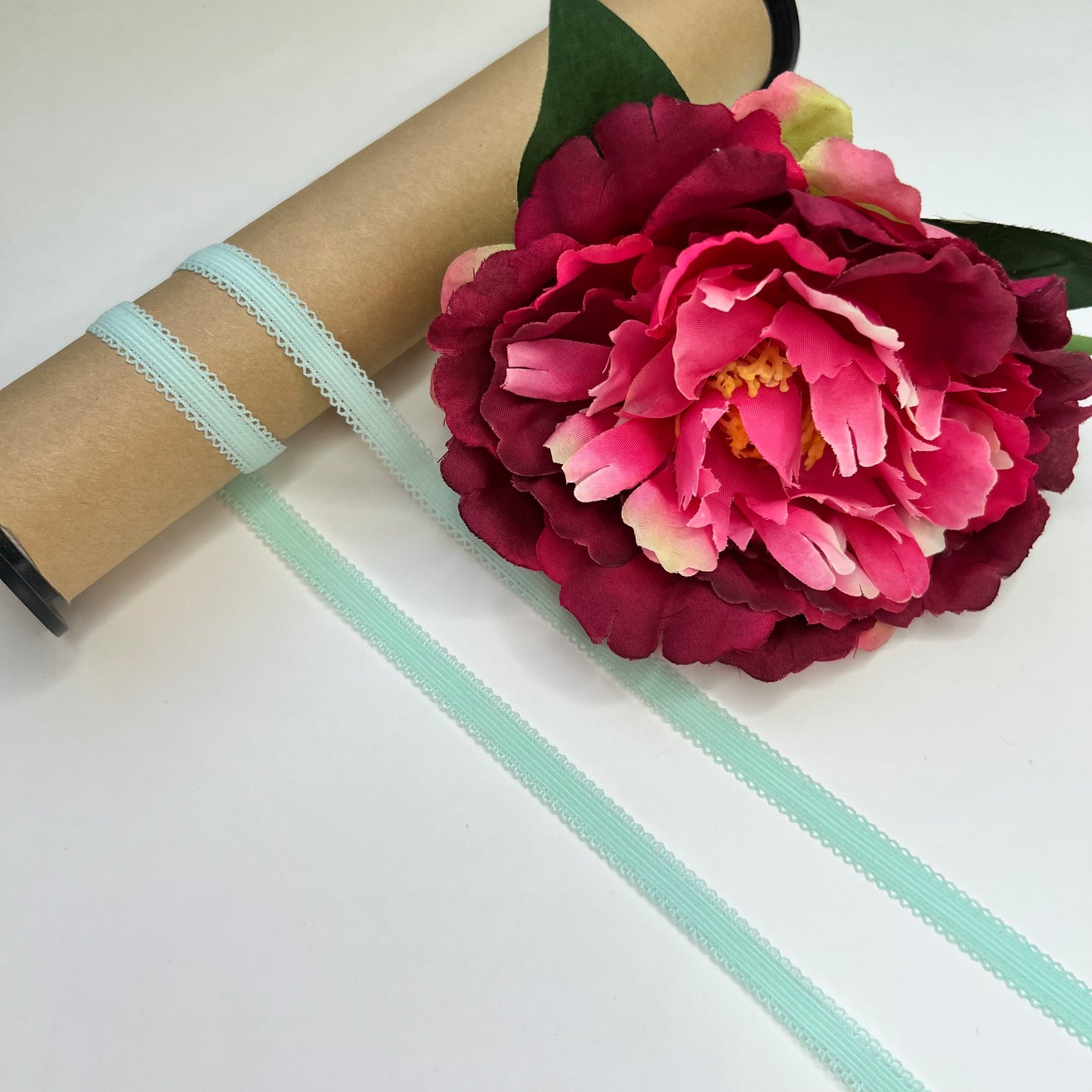 10 mm Zierlitze / Wäschegummi in hellgrün. Picot elastic, panty elastic in pastel green.