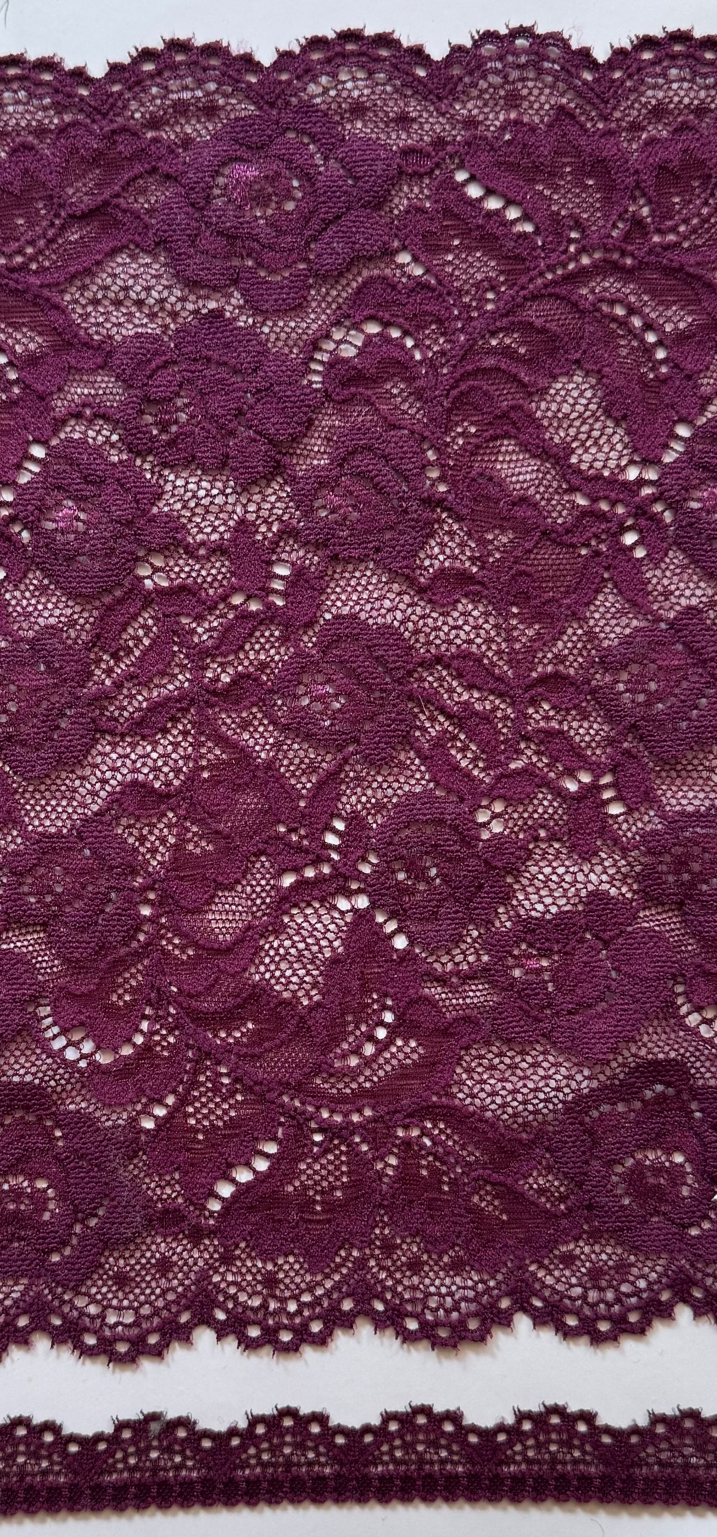 Elastische schmale Spitzenborte ca. 1,0–1,5 cm | pflaume – narrow stretch lace trim plum