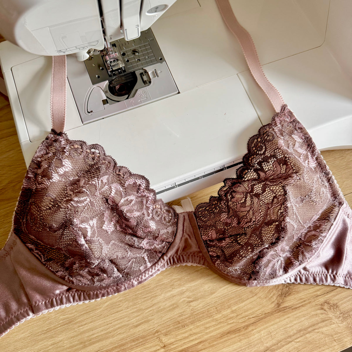 Nähset 2 BHs & 1–2 Höschen – elastische Spitze, Mikrofaser & Powernet-Knit | Coffee Rose