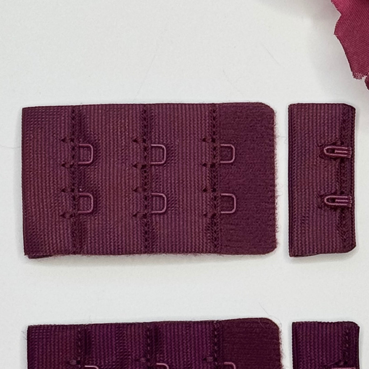 BH-Verschluss 2 x 3 in Fuchsiarot und Hibiskus / bra  hook&eye fuchsia red and Hibiscus