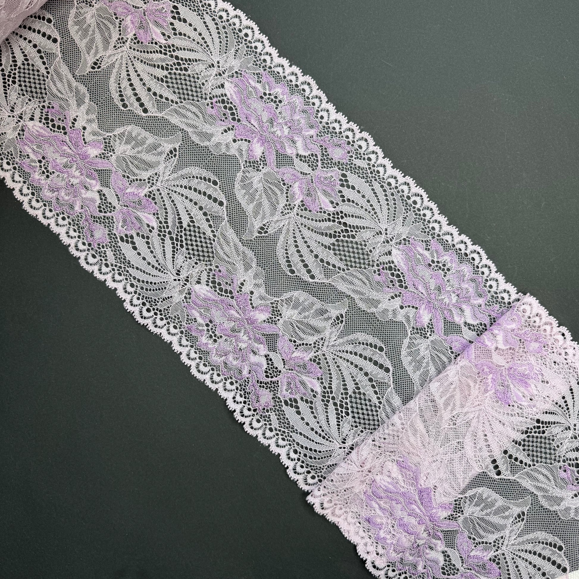 Breite elastische Spitze Sweet Violet & Lavender Light – 20 cm breit, Preis pro ½ Meter