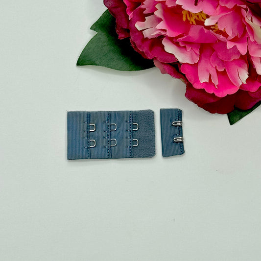 BH-Verschluss 2×3 – blaugrau | Hook & Eye Closure 30x45mm blue grey