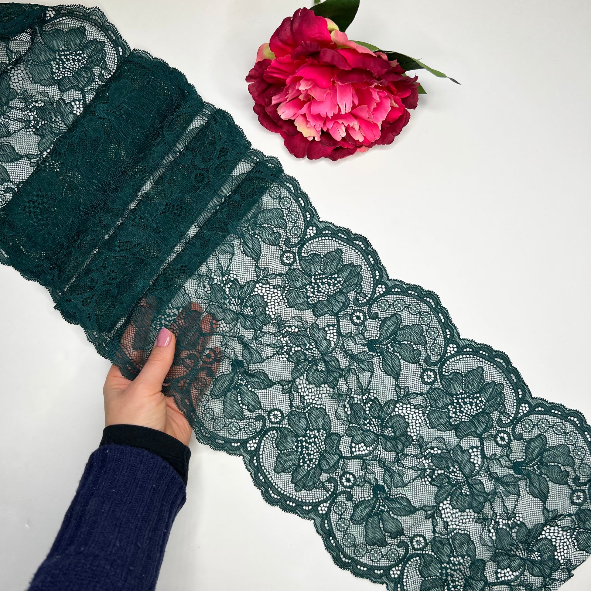 Breite elastische Spitze Green Ivy – 21 cm breit, Preis per ½ Meter, Meterware