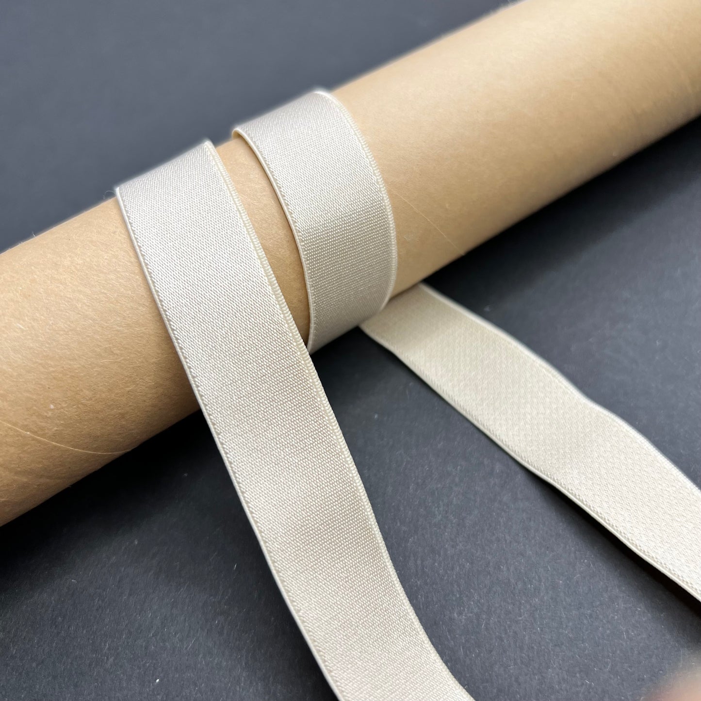 18 mm BH-bandje, bandelastiek, schouderband. Kleuren: beige, off-white/creme, wit.