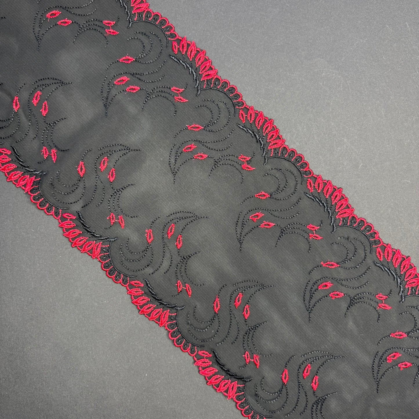 1 m elastische borduurrand van fijne tule in zwart met rood. IDsx4