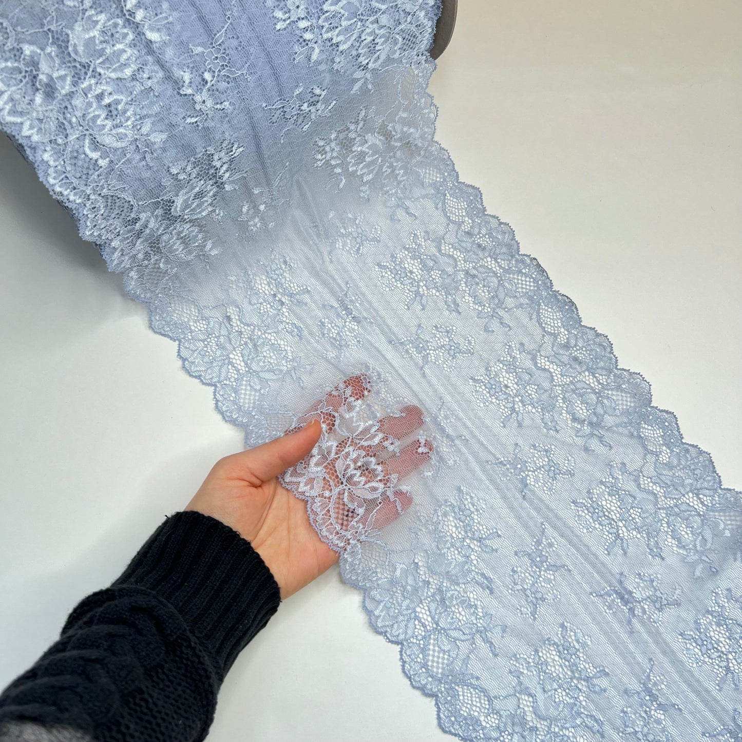 Breite elastische Spitze in hellblau. Preis per 1/2 Meter.