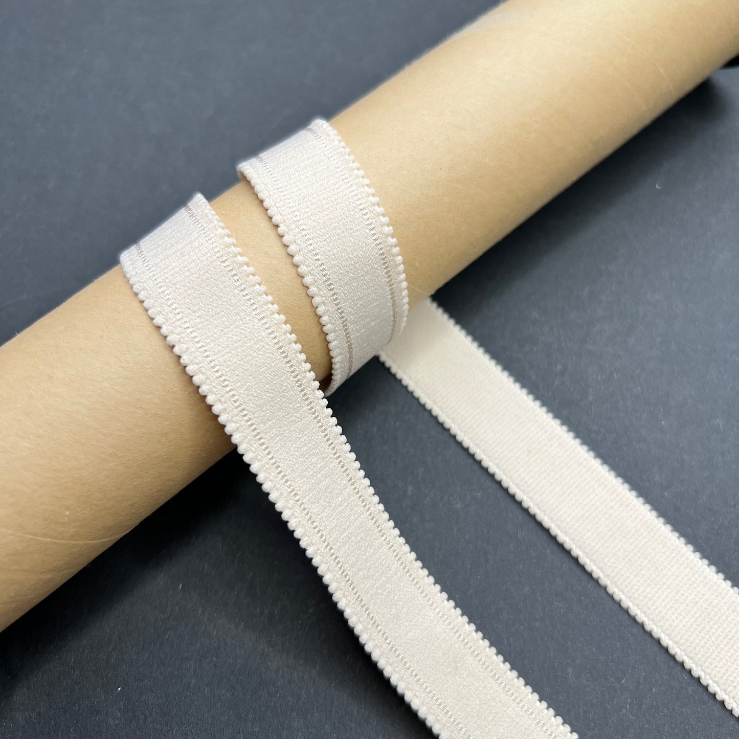 18 mm BH-bandje, bandelastiek, schouderband. Kleuren: beige, off-white/creme, wit.