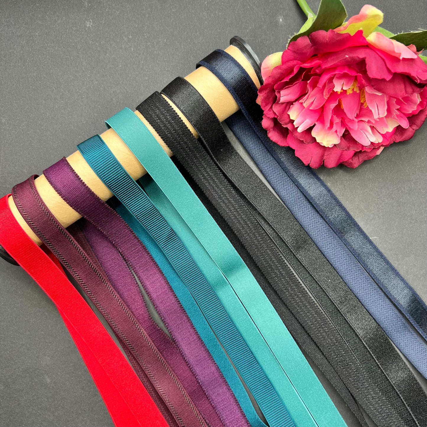 18 mm BH-bandje, bandelastiek, schouderband. Kleuren: pruim, lila druif, zwart, petrol, jade, donkerblauw, rood