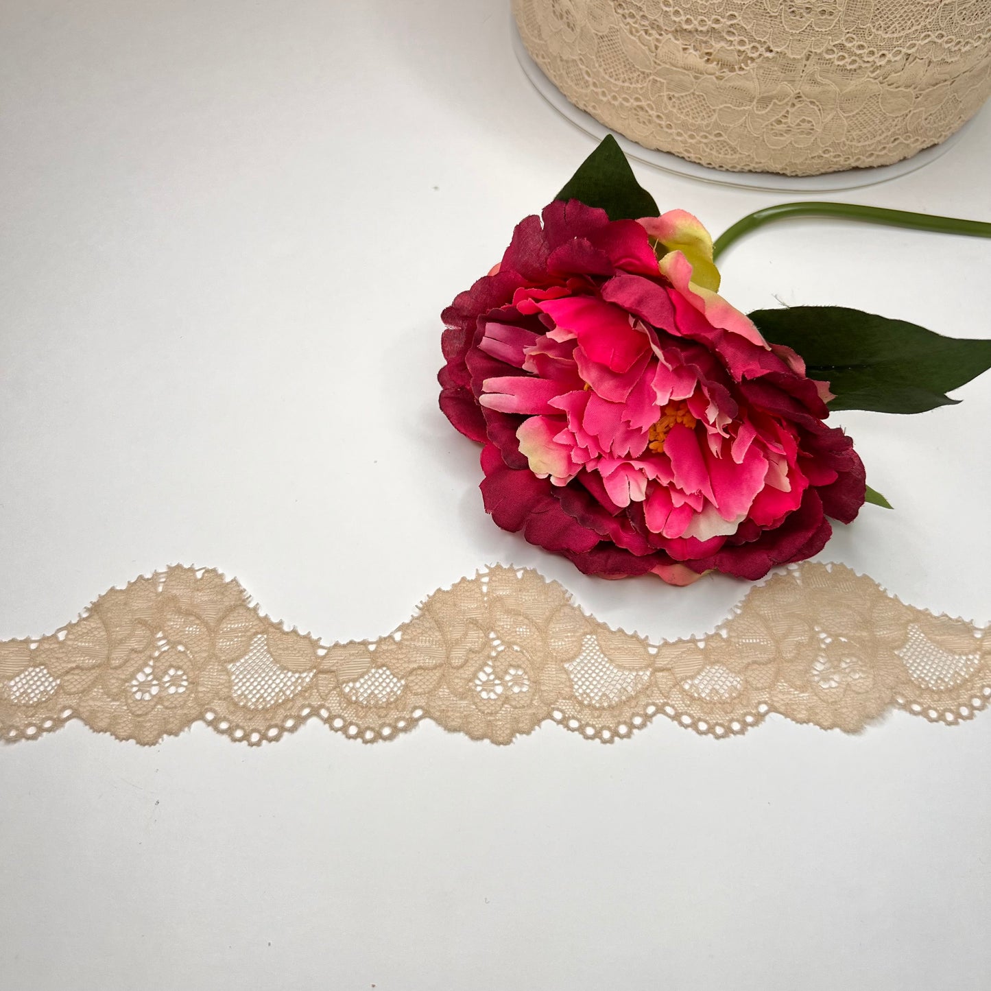 1 m elastische schmale Spitzenborte ca. 3-5,5 cm in sandy beige / stretch lace trim sandy beige. IDsx4