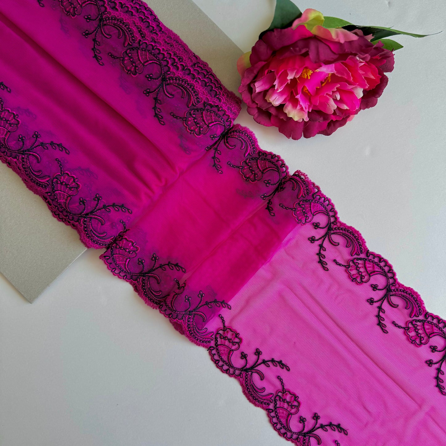 Elastische Stickereispitze fuchsia – 18 cm breit, Preis per 1 Meter