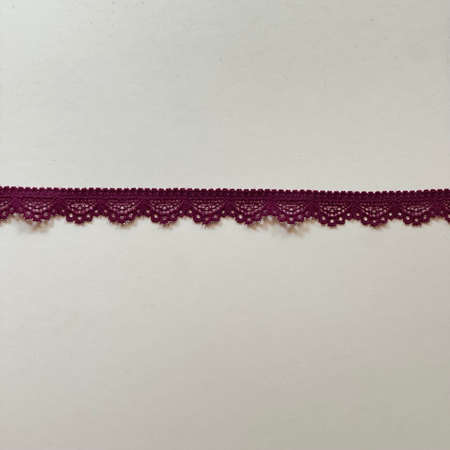 Elastische schmale Spitzenborte ca. 1,0–1,5 cm | pflaume – narrow stretch lace trim plum