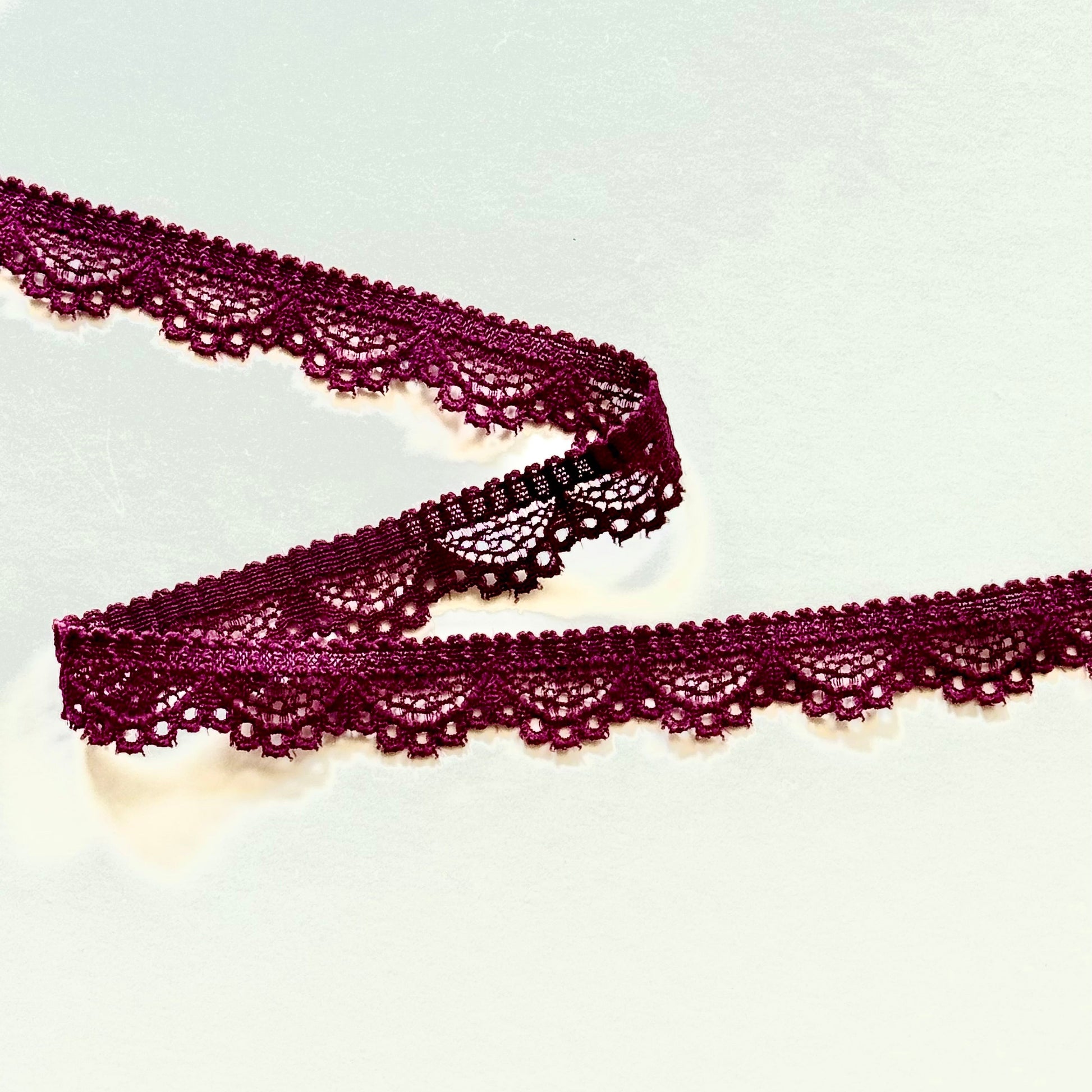 Elastische schmale Spitzenborte ca. 1,0–1,5 cm | pflaume – narrow stretch lace trim plum
