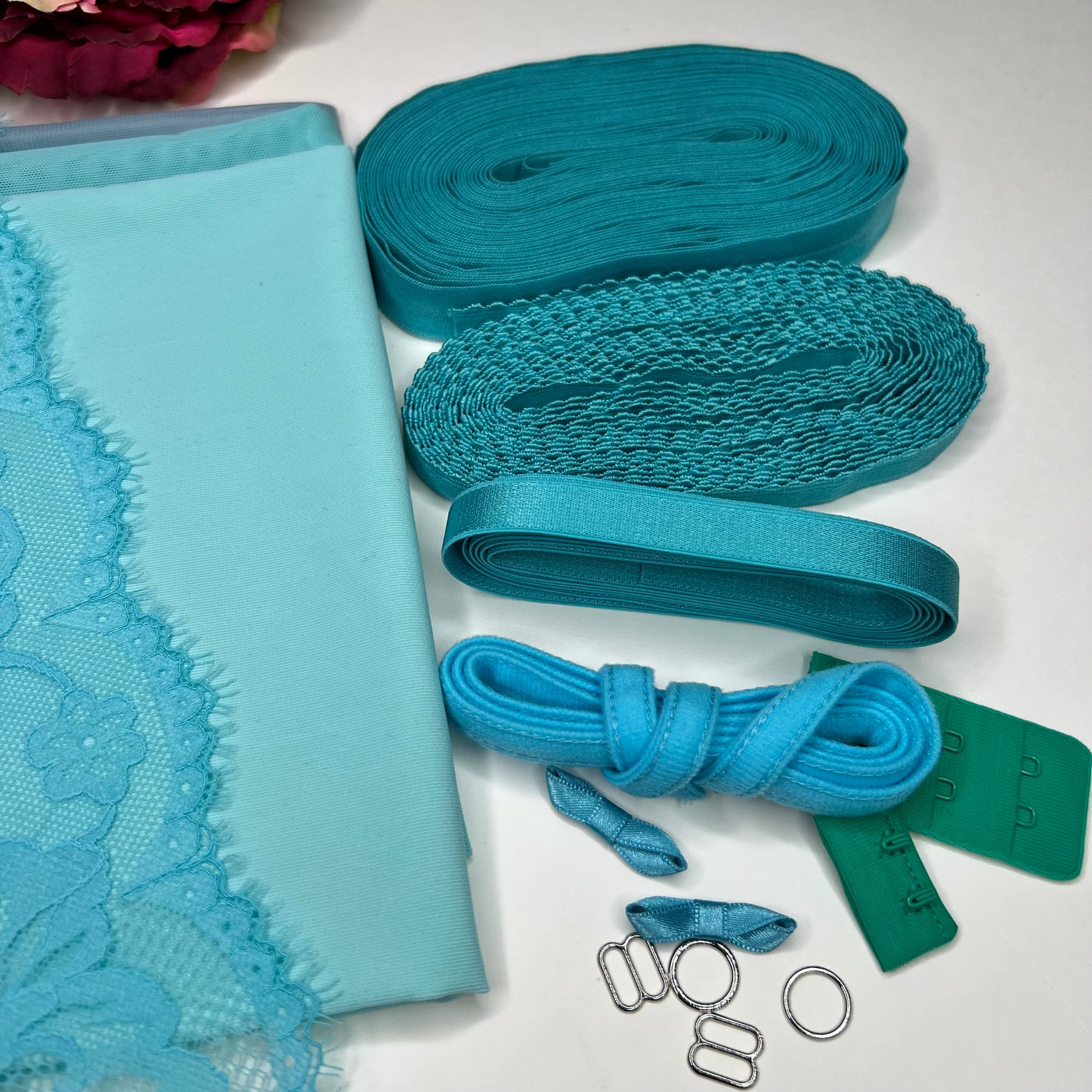 Grote naaiget voor 1 beha en 2 slips of creatief naaipakket met <tc>Kant</tc>, powernet-brew in turquoise. Idnsx1