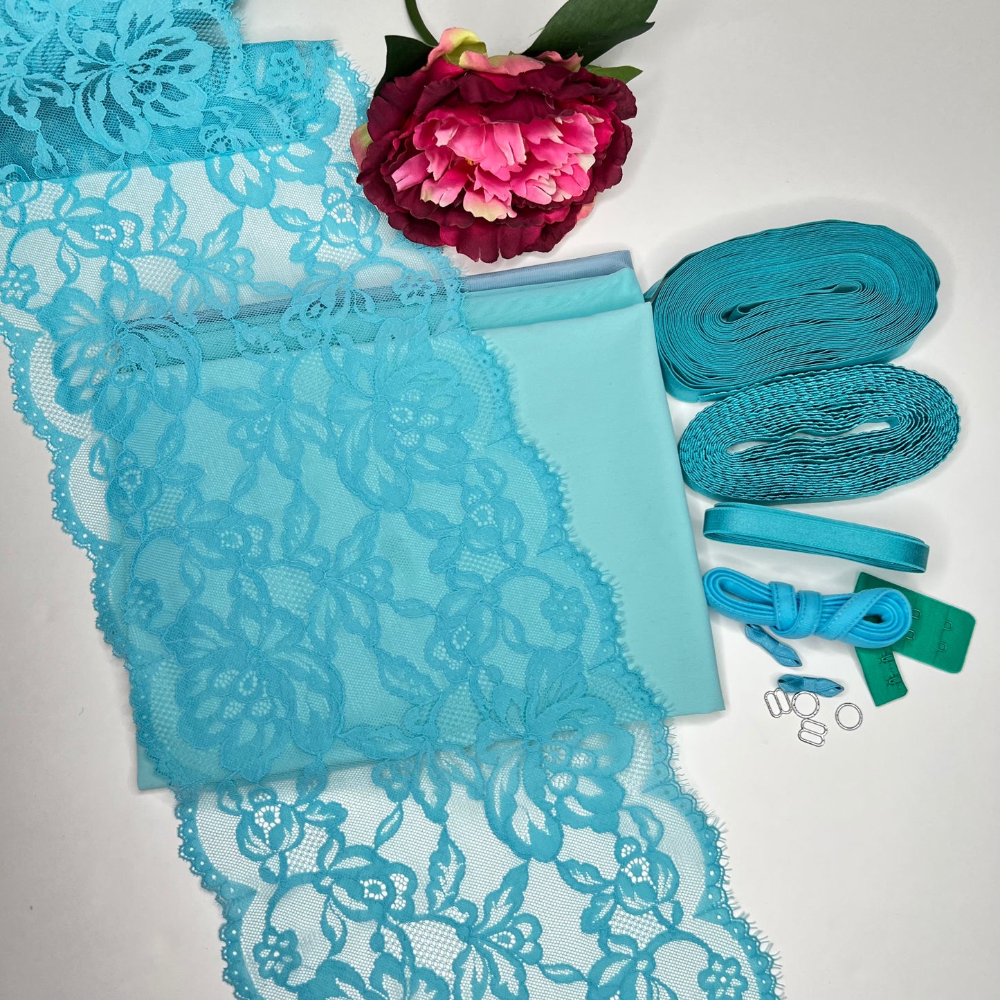 Grote naaiget voor 1 beha en 2 slips of creatief naaipakket met <tc>Kant</tc>, powernet-brew in turquoise. Idnsx1