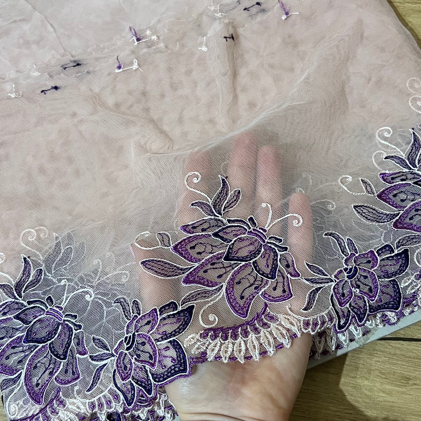 1 m elastic fine embroidered lace trim in peach. Lace, mirrored for left and right. By the meter.