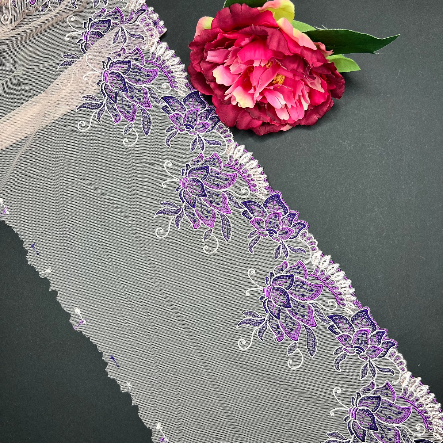 1 m elastic fine embroidered lace trim in peach. Lace, mirrored for left and right. By the meter.