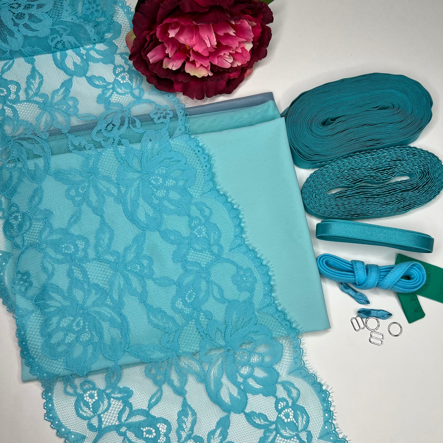 Grote naaiget voor 1 beha en 2 slips of creatief naaipakket met <tc>Kant</tc>, powernet-brew in turquoise. Idnsx1