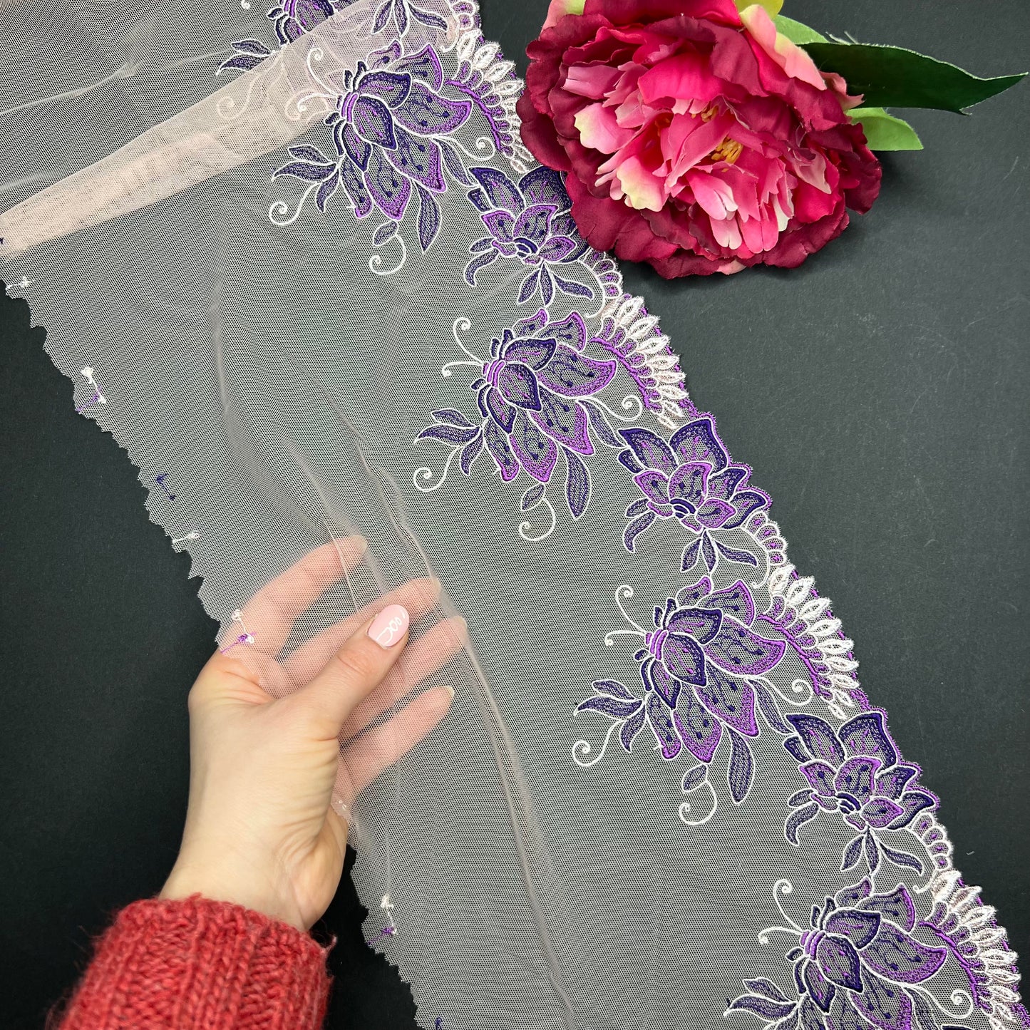 1 m elastic fine embroidered lace trim in peach. Lace, mirrored for left and right. By the meter.