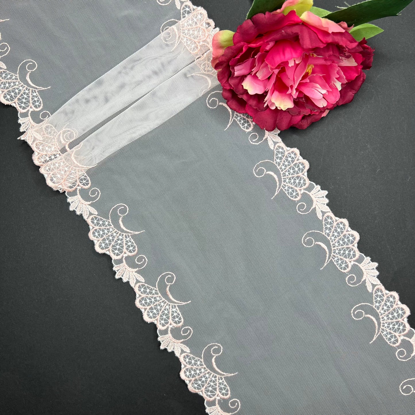 1 m de encaje bordado elástico fino en rosa melocotón. Encaje por metro.