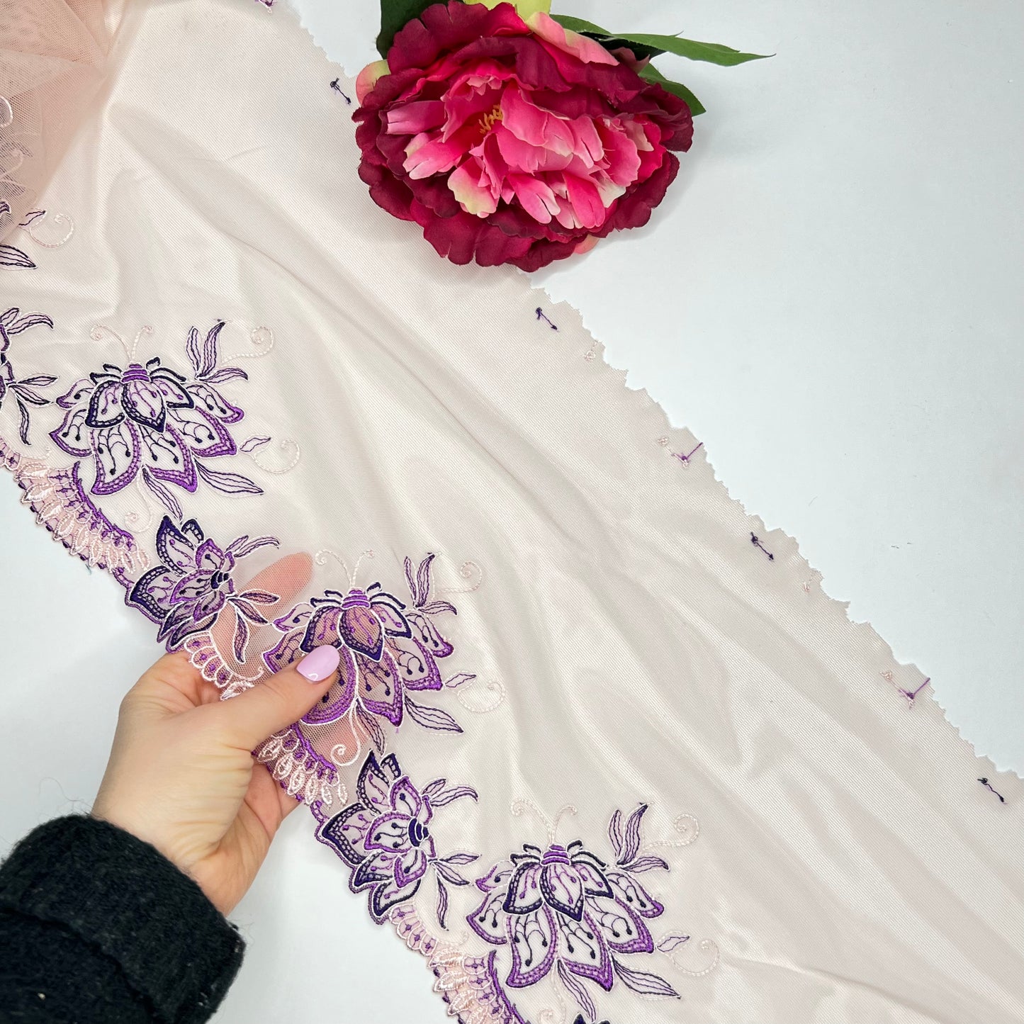 1 m elastic fine embroidered lace trim in peach. Lace, mirrored for left and right. By the meter.