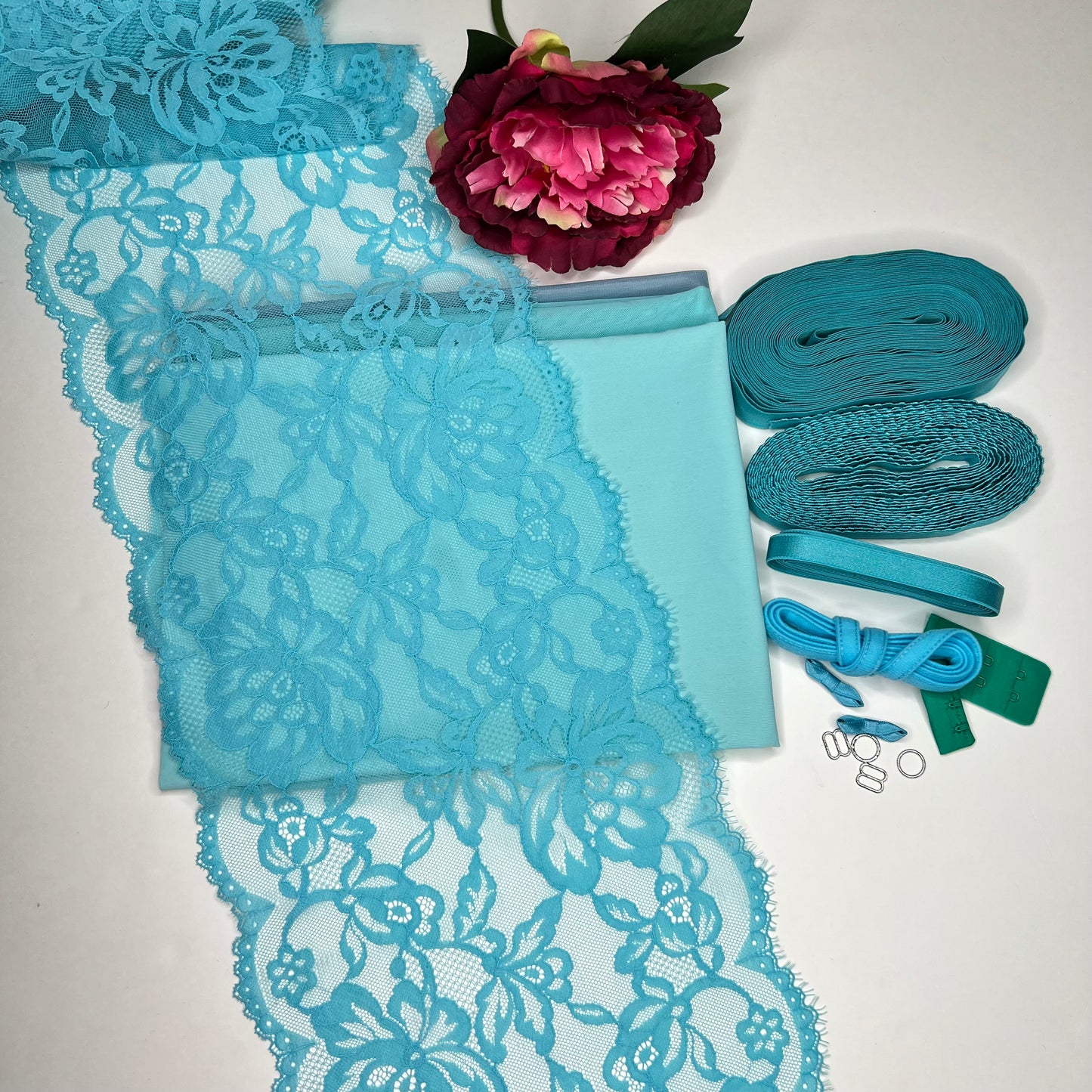 Grote naaiget voor 1 beha en 2 slips of creatief naaipakket met <tc>Kant</tc>, powernet-brew in turquoise. Idnsx1