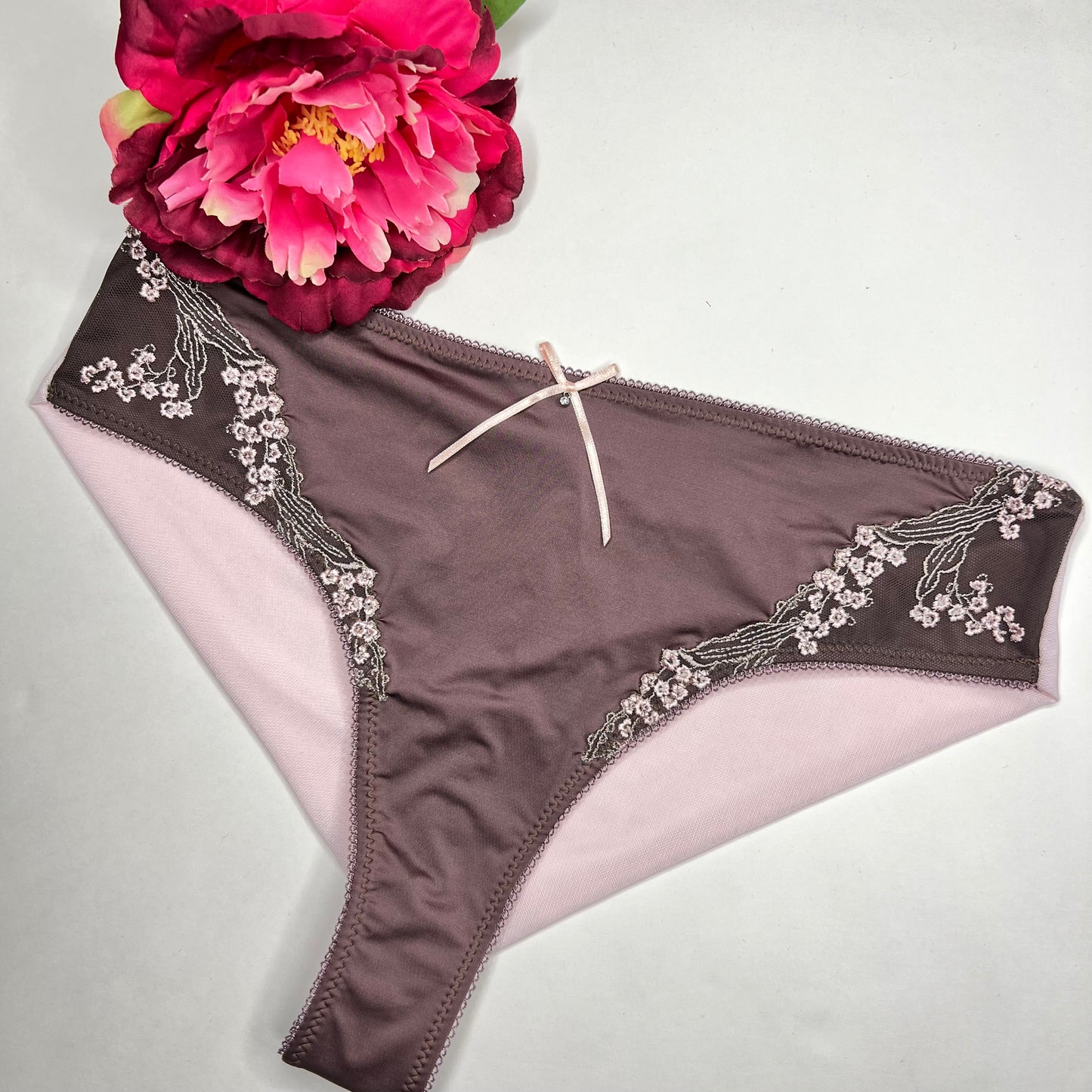 1 m elastic embroidery lace border on fine tulle. Coffee and blush pink. IDsx4