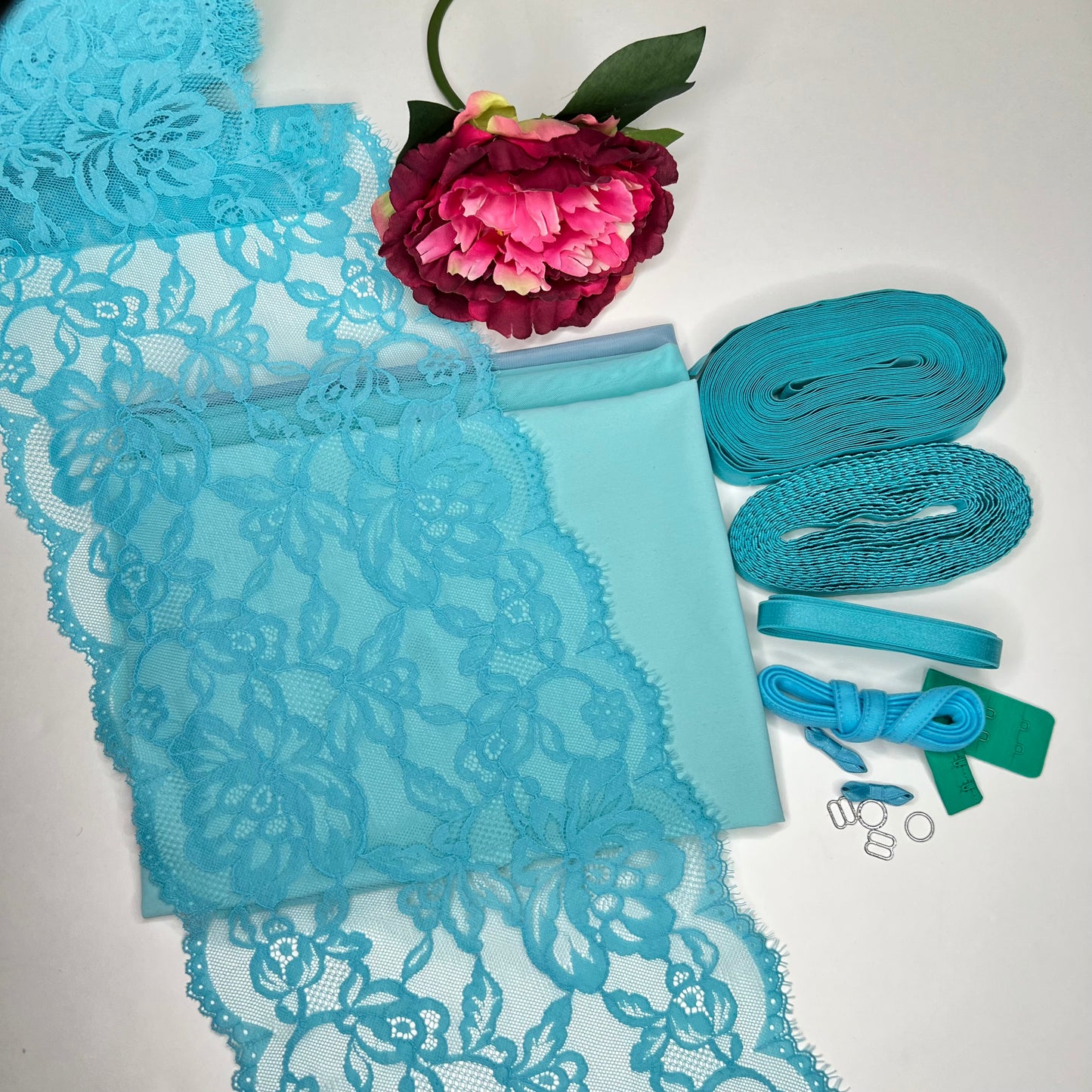 Grote naaiget voor 1 beha en 2 slips of creatief naaipakket met <tc>Kant</tc>, powernet-brew in turquoise. Idnsx1