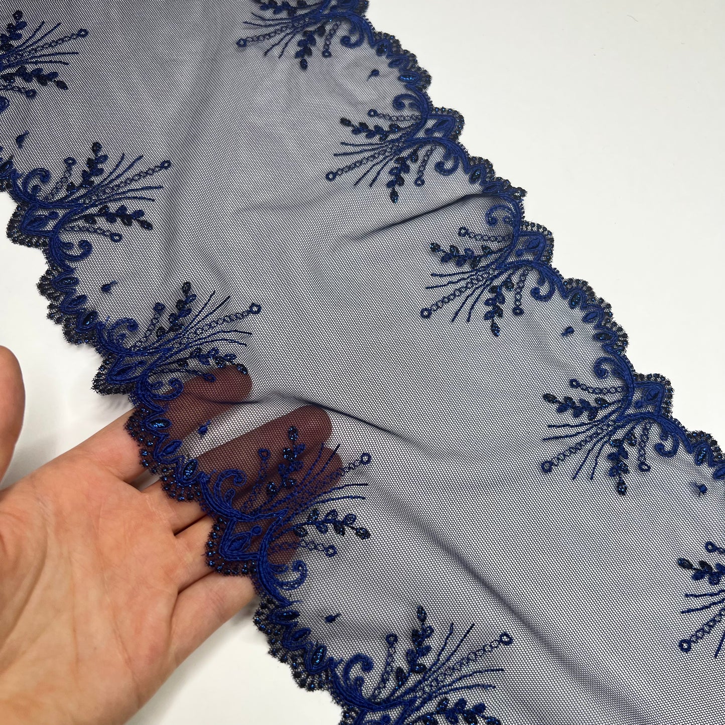 Bordure élastique en dentelle brodée de 1 m sur tulle fin avec fil lurex bleu foncé. IDx4