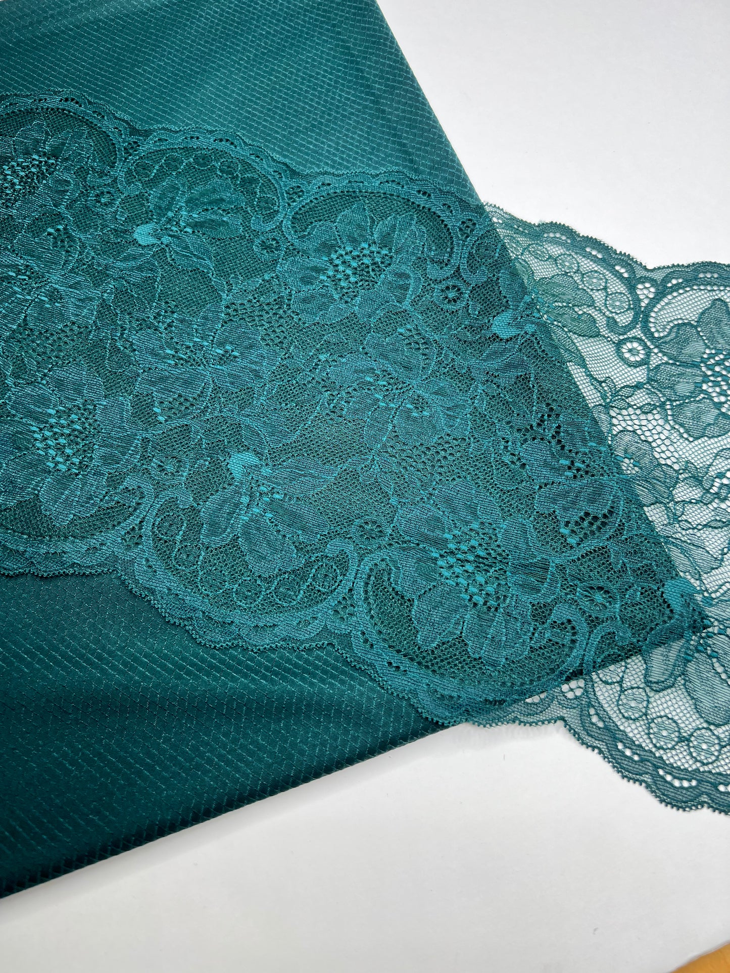 Microfiber, bi-elastic laundry fabric. Color pine green