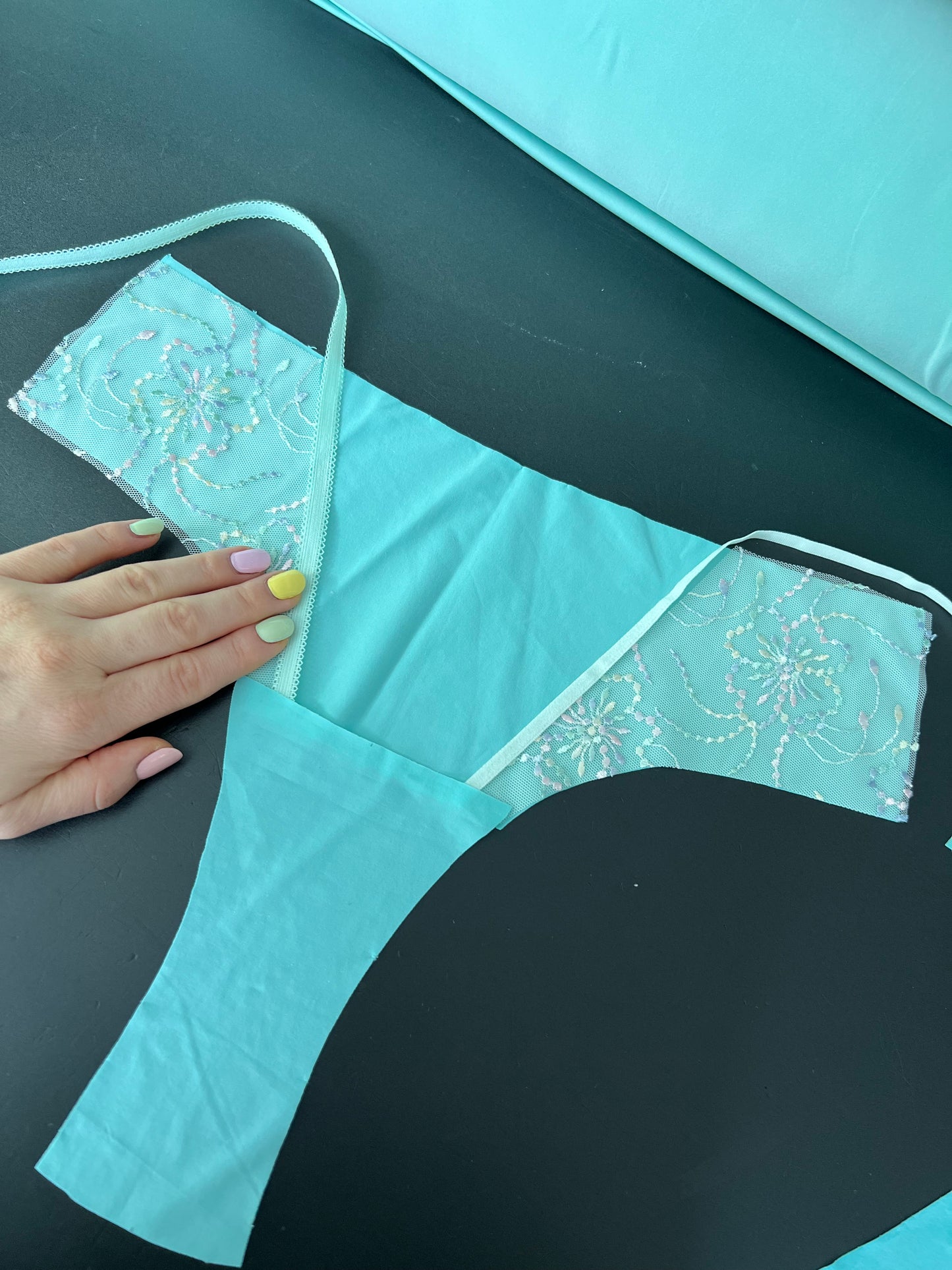 10 mm Zierlitze / Wäschegummi in hellgrün. Picot elastic, panty elastic in pastel green.