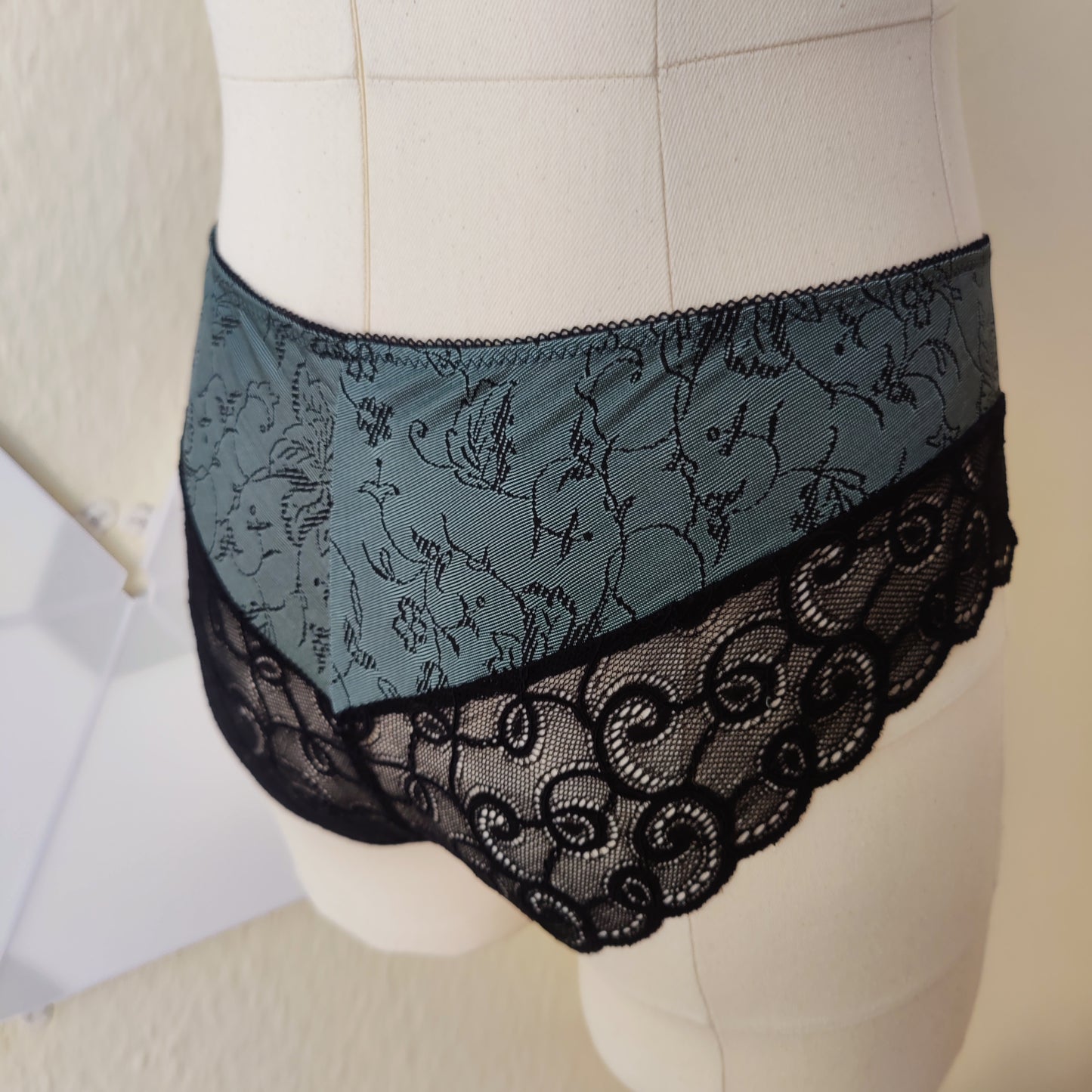 Microvezel met patroon voor het naaien van lingerie en ondergoed. 2-way stretch, zwart/grijs