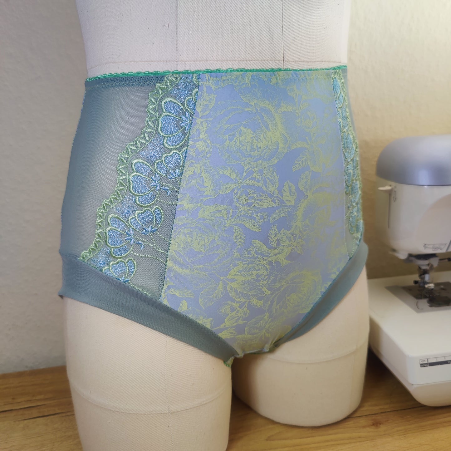 Bi-elastische lingerie van microvezel met een bloemmotief in lichtblauw/lichtgroen. Gedrukt.