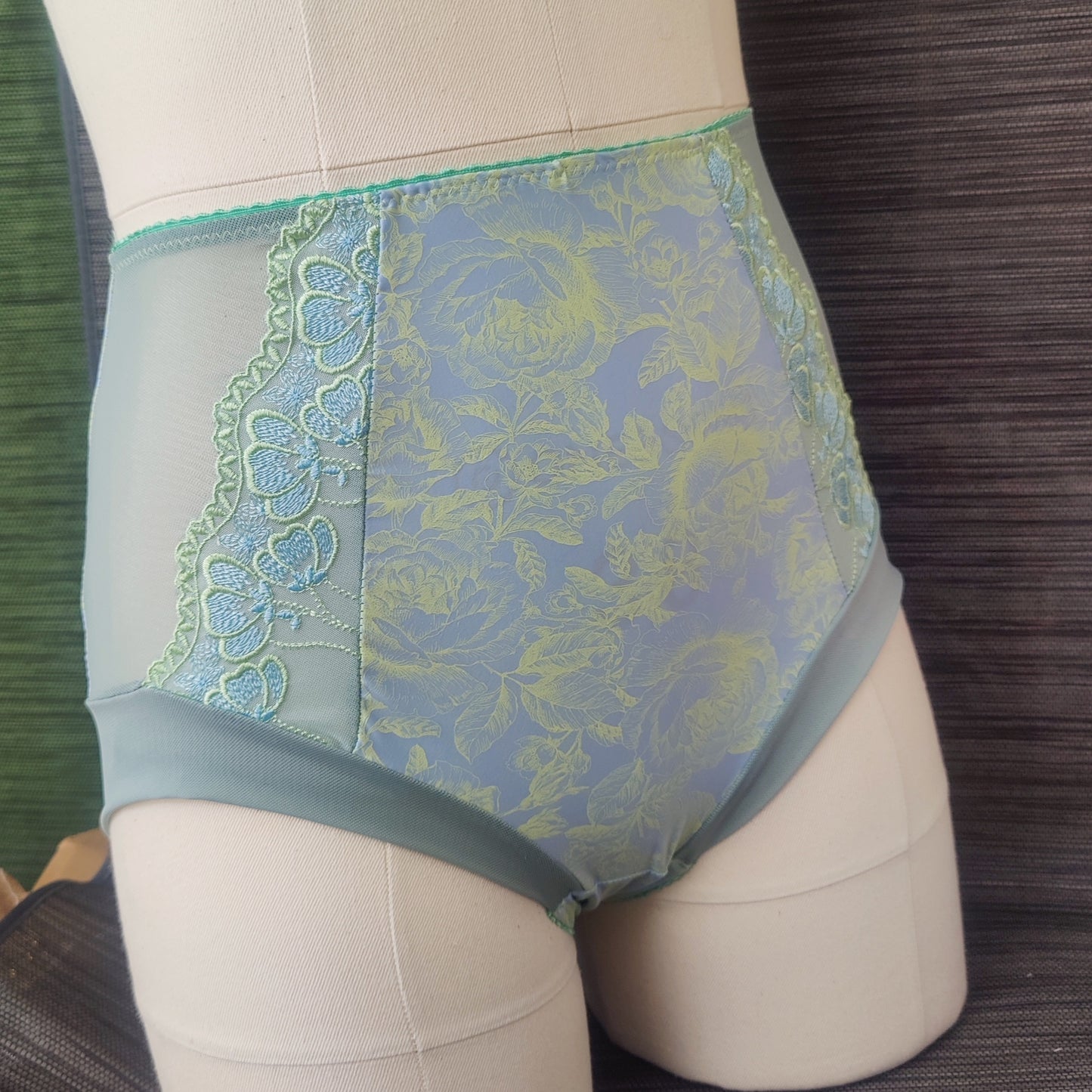 Bi-elastische lingerie van microvezel met een bloemmotief in lichtblauw/lichtgroen. Gedrukt.