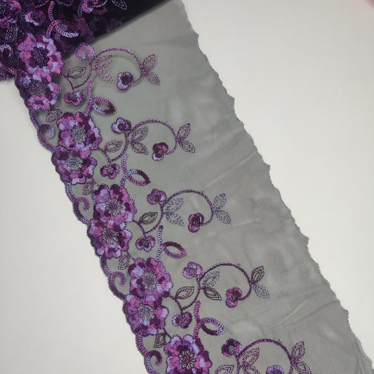 Dentelle brodée de 1 m de large en noir et violet. Bordure de broderie inélastique. IDstx9