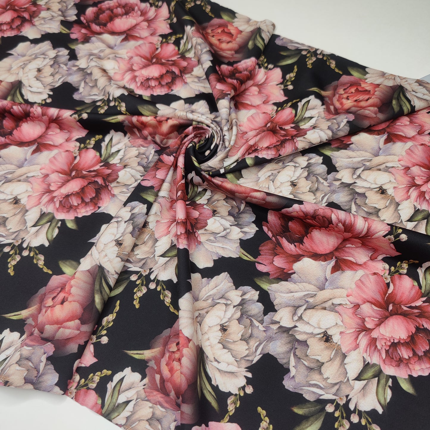 Microfiber bloemenprint pioenroos op zwart - winter