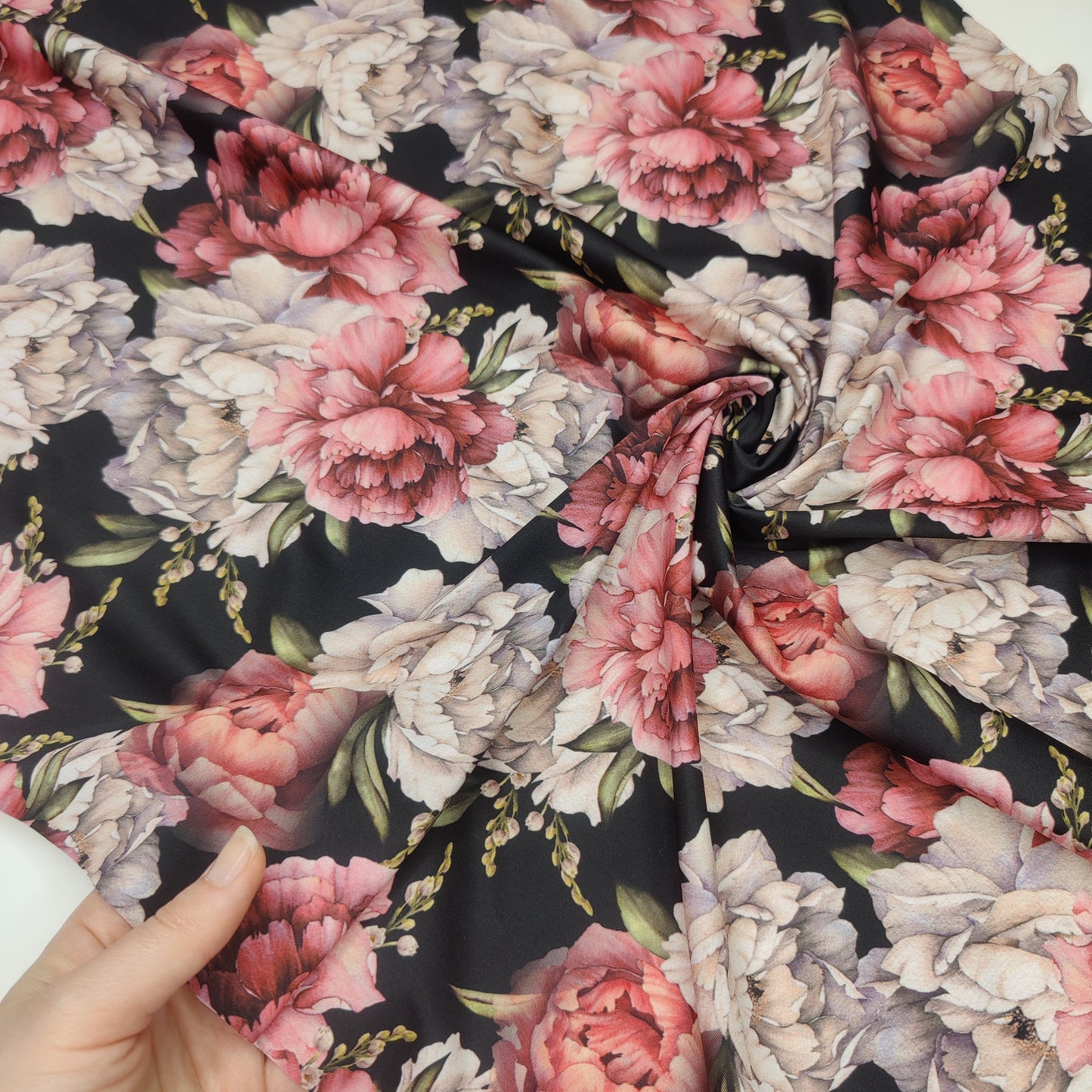 Microfibre imprimé floral pivoine sur noir - hiver