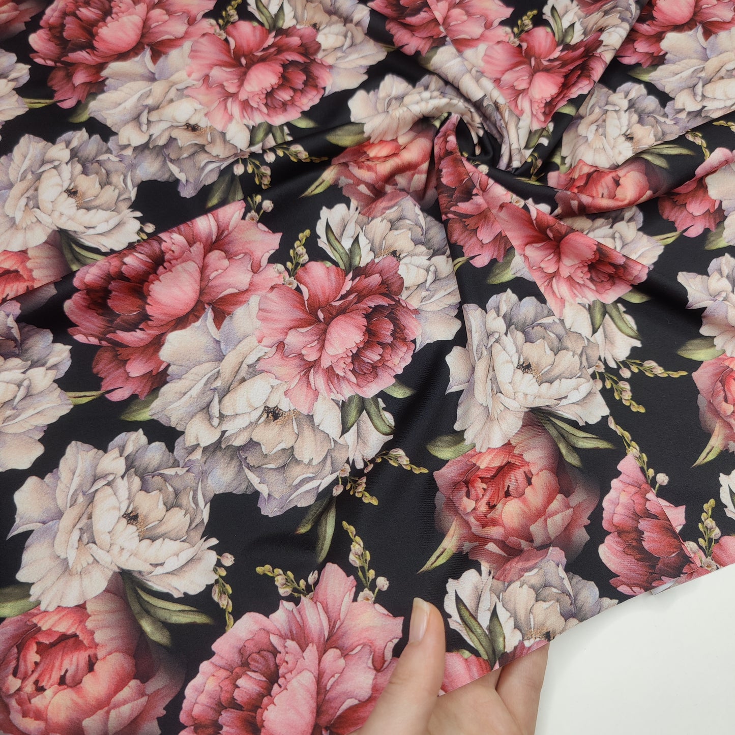 Microfibre imprimé floral pivoine sur noir - hiver