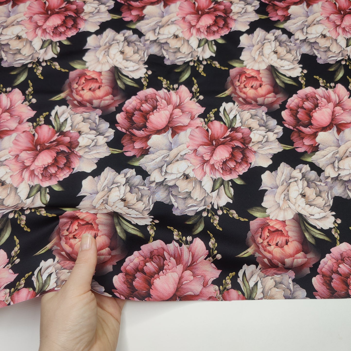 Microfiber bloemenprint pioenroos op zwart - winter