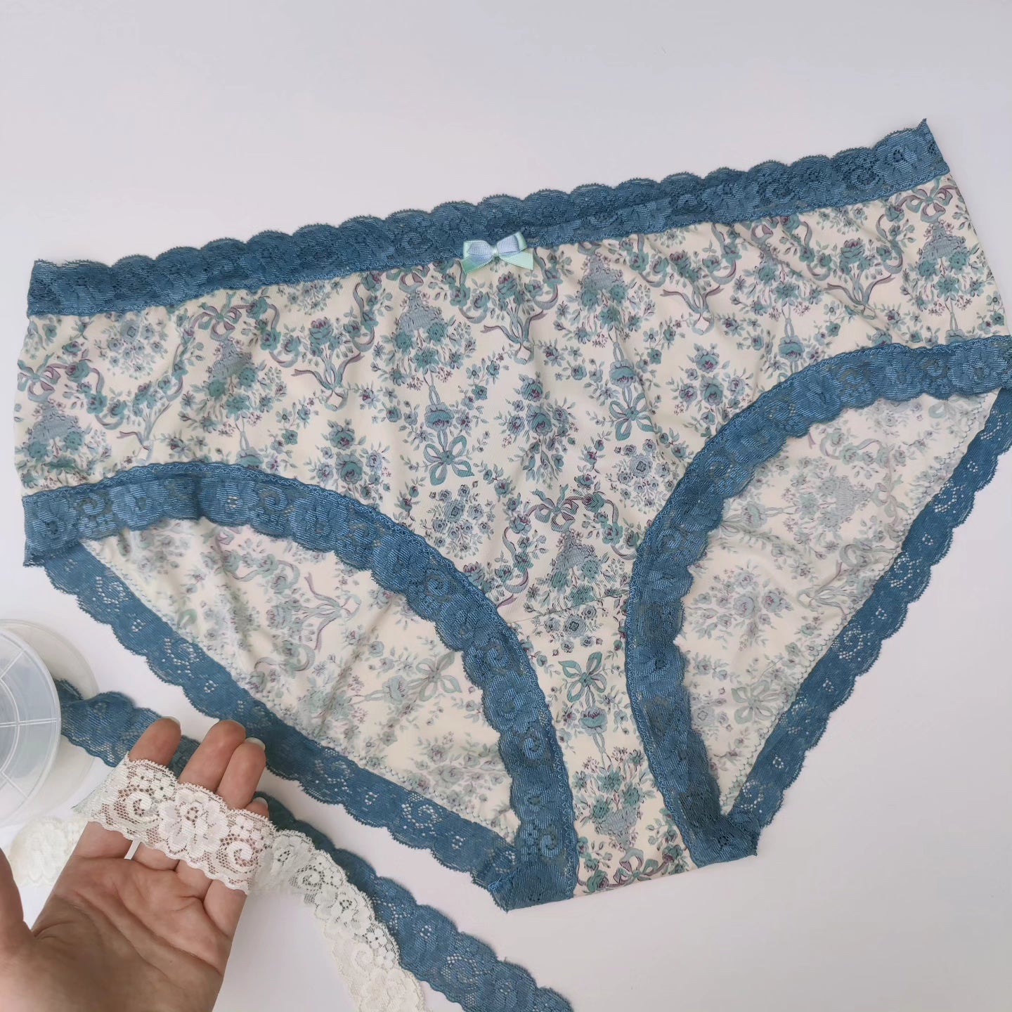 0,5 m fijne microvezel met bloemmotief voor lingerie en ondergoed naaien Sienna blauw op crème.