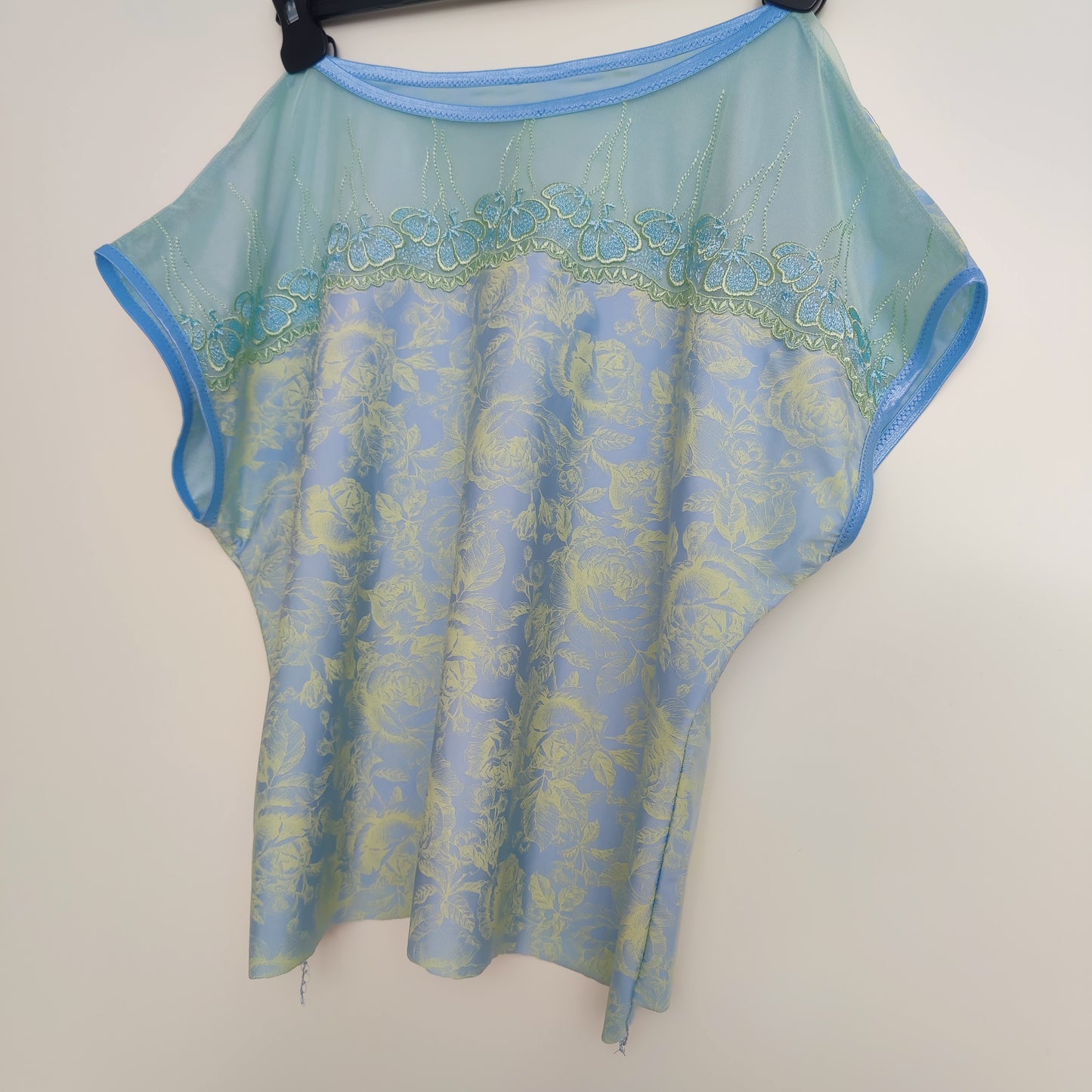 Microfiber, bi-elastic lingerie with a floral motif in light blue / light green. Printed.