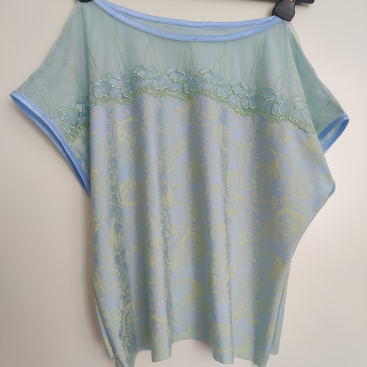 Microfiber, bi-elastic lingerie with a floral motif in light blue / light green. Printed.