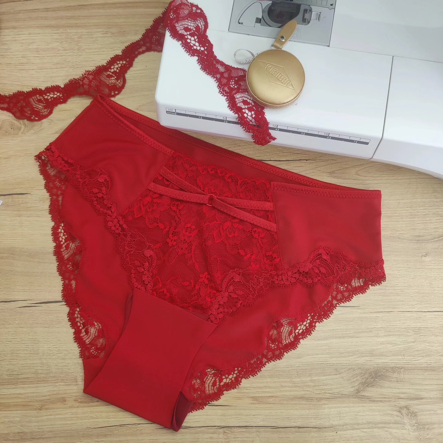 NOUVEAU : Pack de couture comprenant le patron de slip Johanna et un tutoriel vidéo. rouge foncé. Uniquement en septembre et octobre.