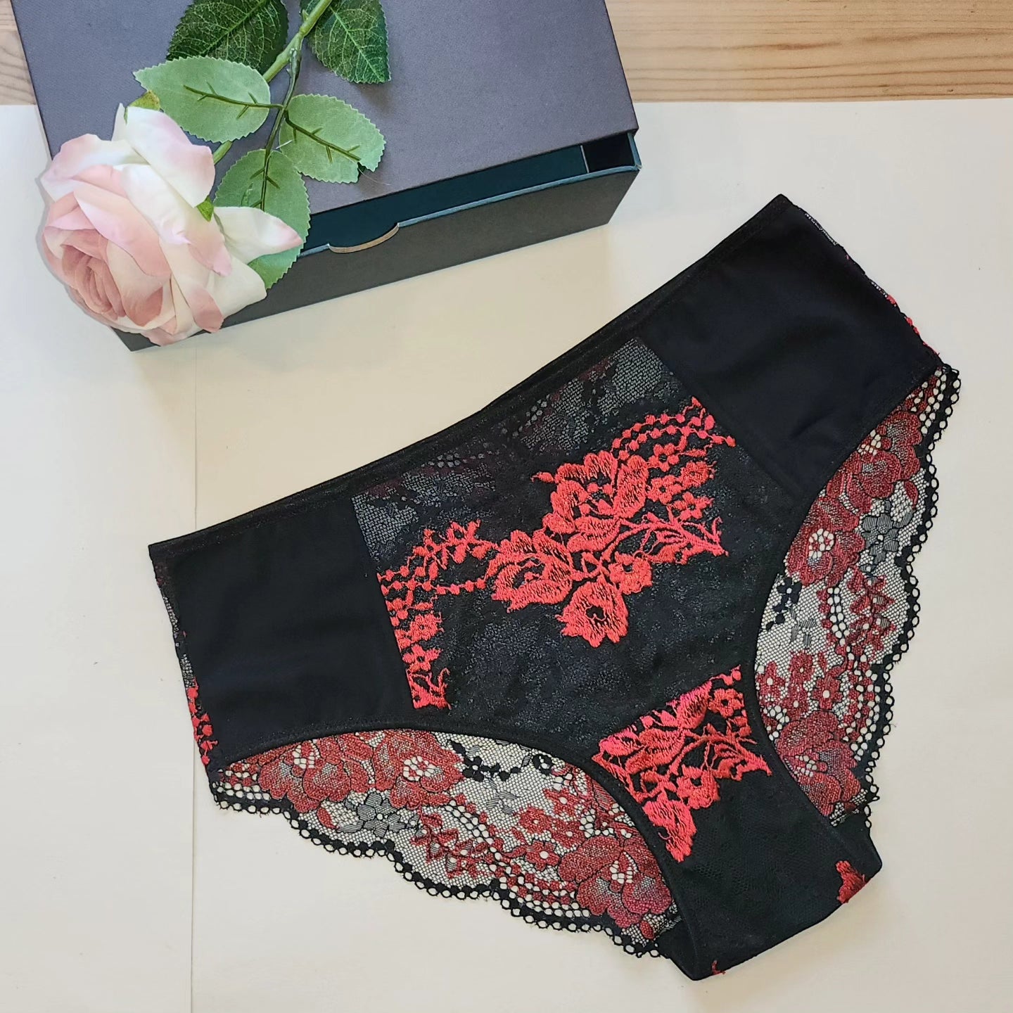 Sewing set for HolterBra Lea with microfiber and <tc>lace</tc> in red-black. Sewing pattern and add-on included. IDdiyklx5