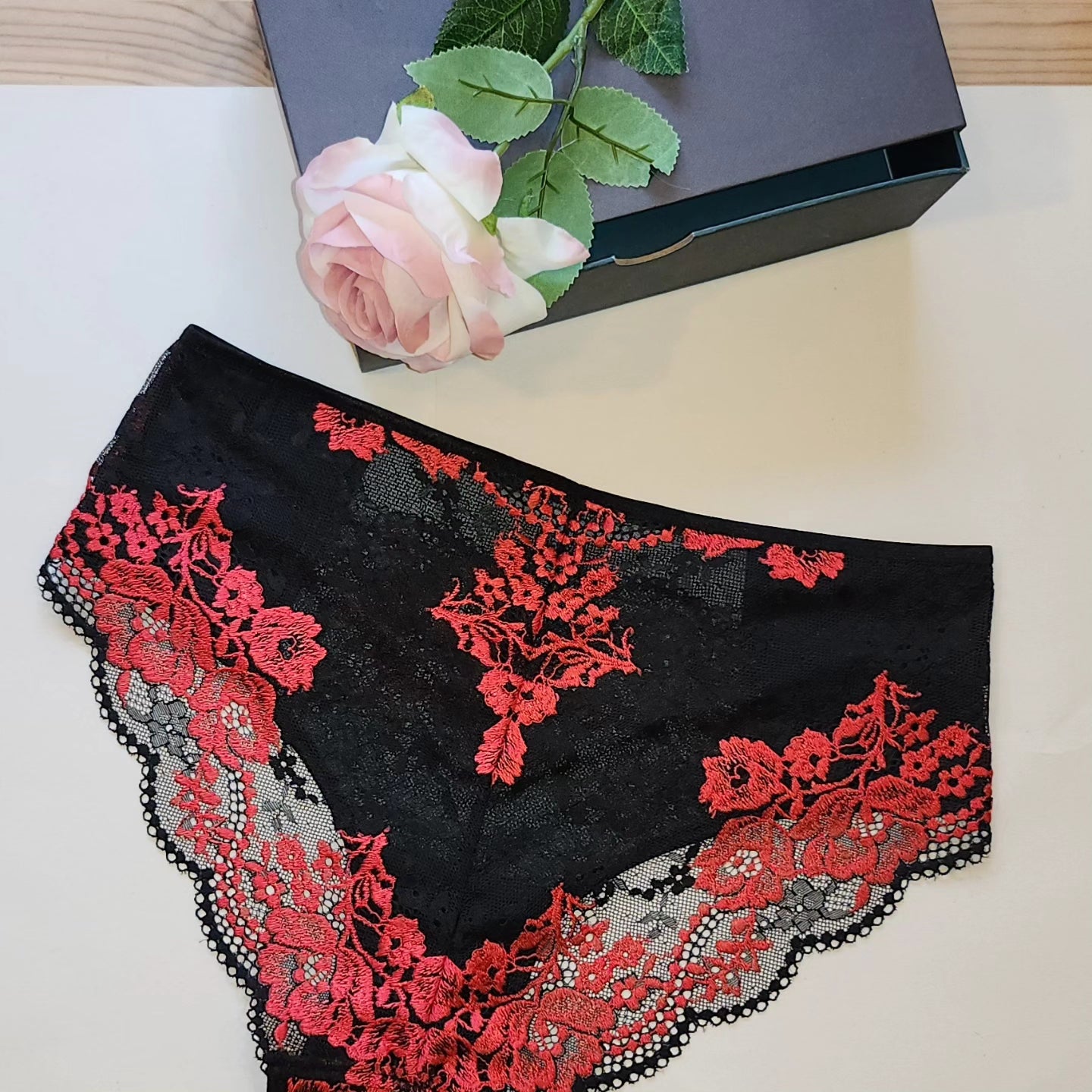 Sewing set for HolterBra Lea with microfiber and <tc>lace</tc> in red-black. Sewing pattern and add-on included. IDdiyklx5