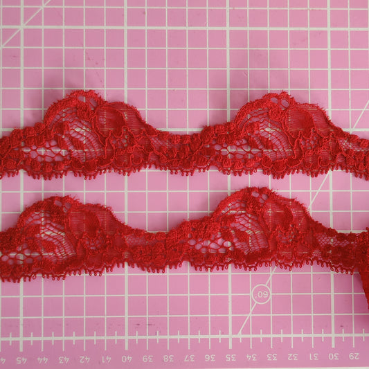 1 m elastische schmale Spitzenborte in dunkelrot / stretch lace trim in dark red. IDsx4