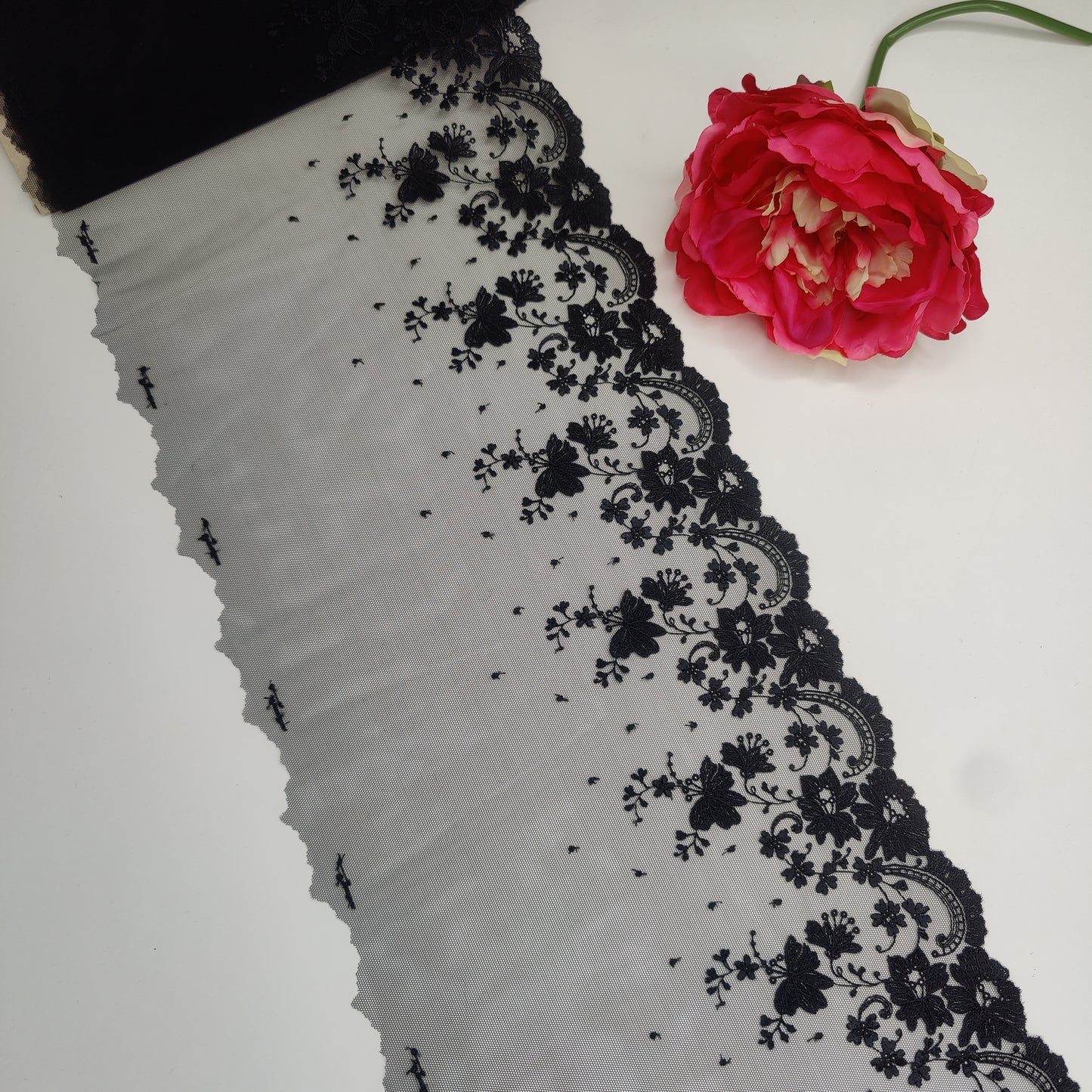 Dentelle brodée de 1 m de large en noir. Élastique bordure broderie. IDx4