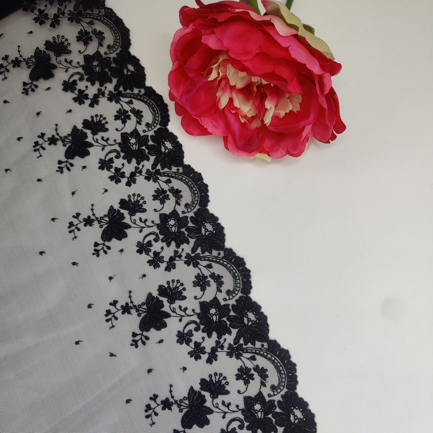 1 m wide embroidery lace in black. Embroidery border elastic. IDsx4