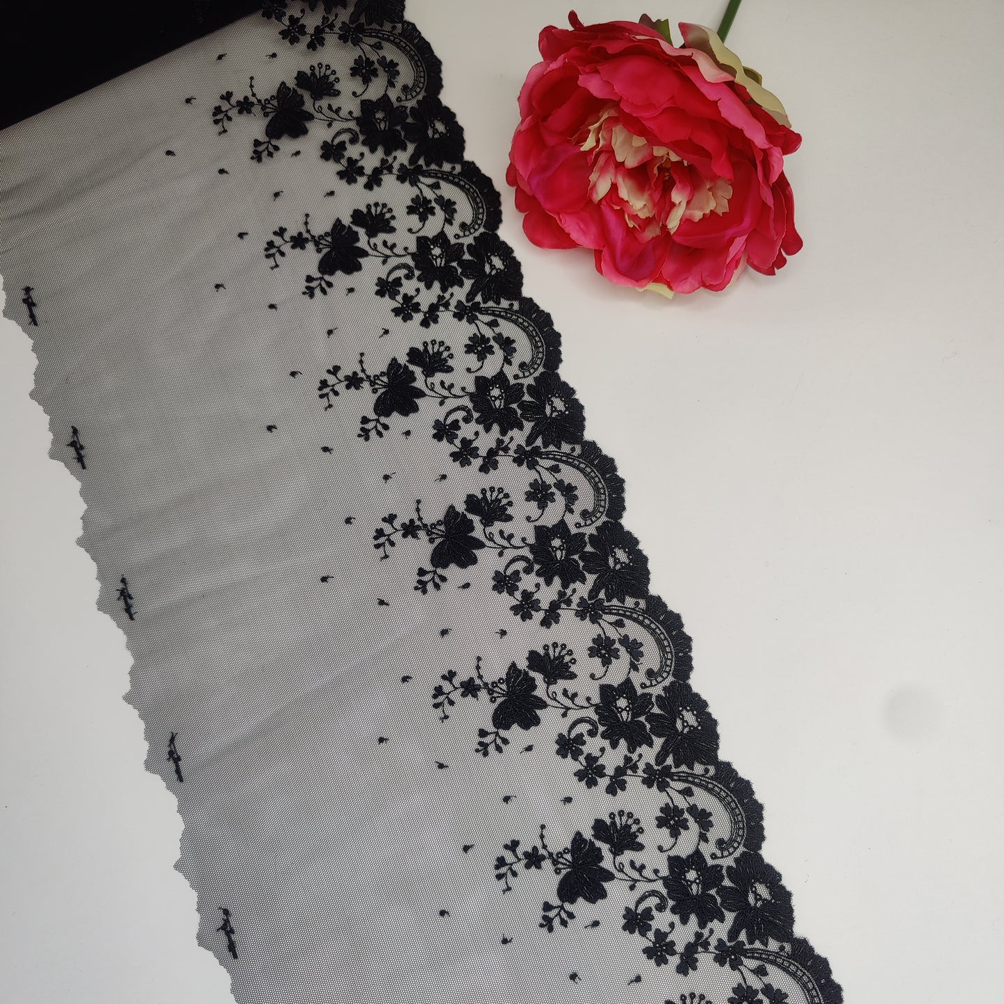 Dentelle brodée de 1 m de large en noir. Élastique bordure broderie. IDx4