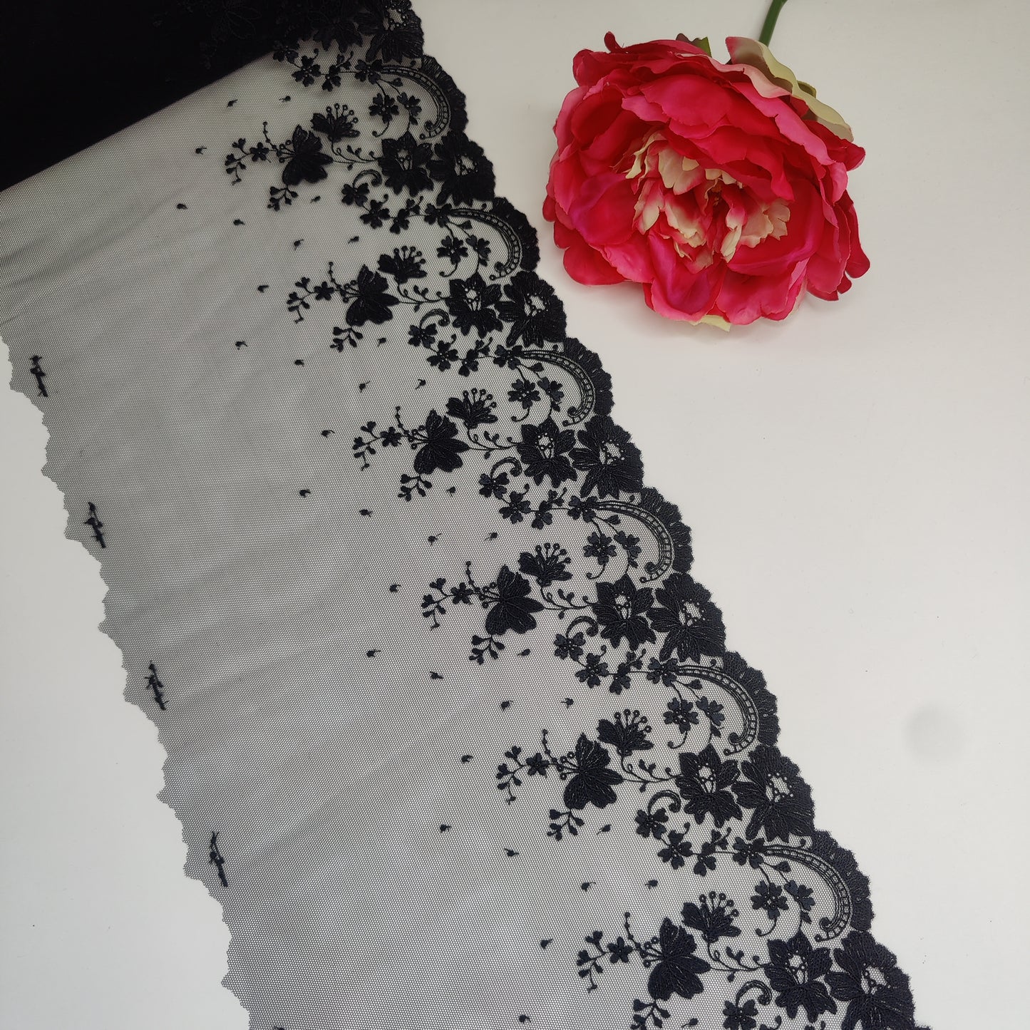 Dentelle brodée de 1 m de large en noir. Élastique bordure broderie. IDx4